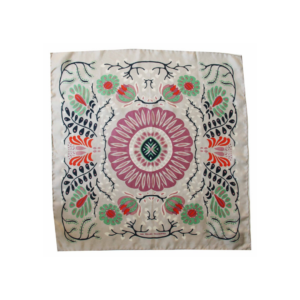 Mini foulard en soie Les Belles Vagabondes, accessoire chic et polyvalent, dessiné à la main en France et imprimé artisanalement en Inde.