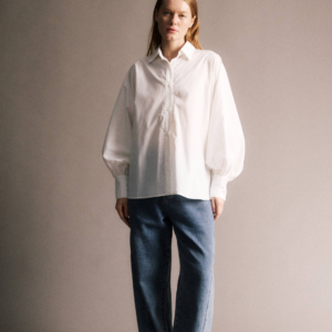 Chemise Amelya blanche oversize JIJI Studio en coton, manches longues ballon et poignets resserrés, taille S.