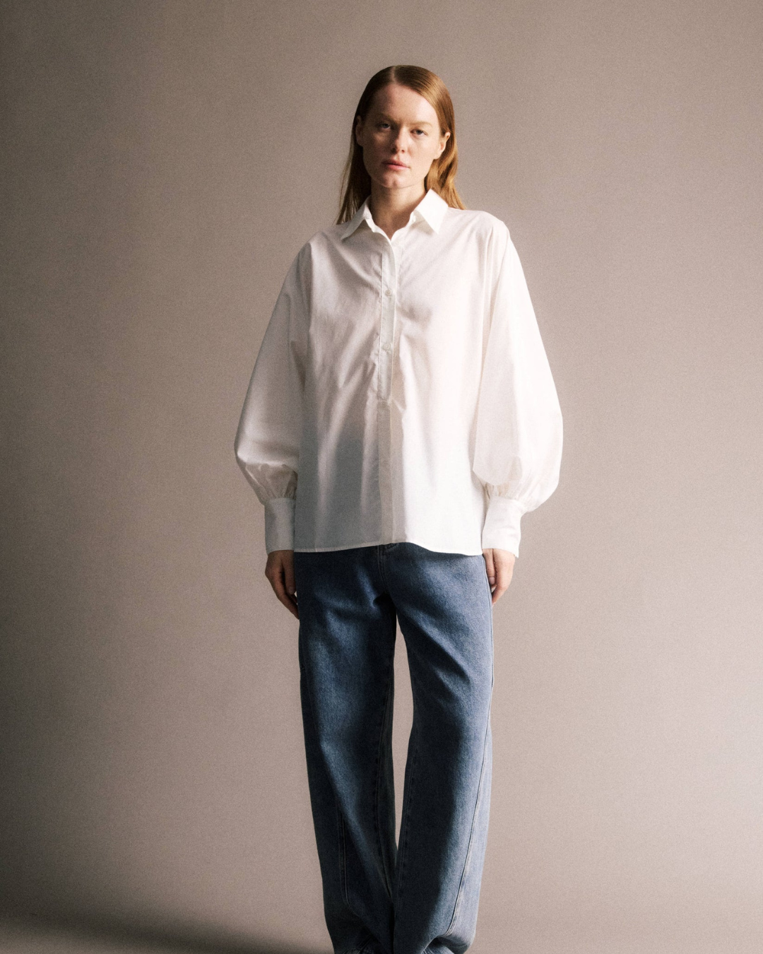 Chemise Amelya blanche oversize JIJI Studio en coton, manches longues ballon et poignets resserrés, taille S.