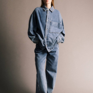 Chemise en jean oversize Natalie JIJI Studio, bleu coton, avec poche poitrine et broderie exclusive, manches longues, taille S.