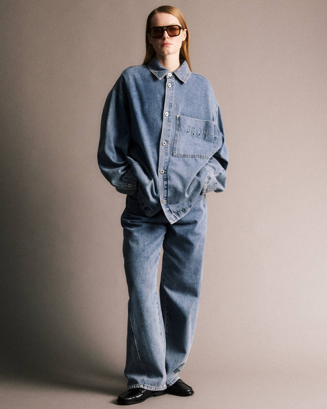 Chemise en jean oversize Natalie JIJI Studio, bleu coton, avec poche poitrine et broderie exclusive, manches longues, taille S.