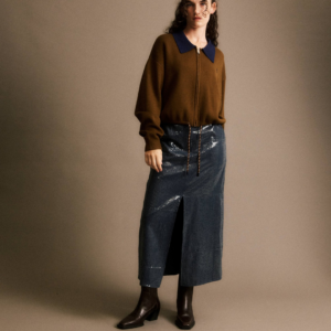 Cardigan Prunelle JIJI Studio en laine mérinos marron glacé, col chemise bleu marine, cordons à la taille et broderie exclusive, taille S.