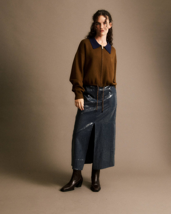 Cardigan Prunelle JIJI Studio en laine mérinos marron glacé, col chemise bleu marine, cordons à la taille et broderie exclusive, taille S.