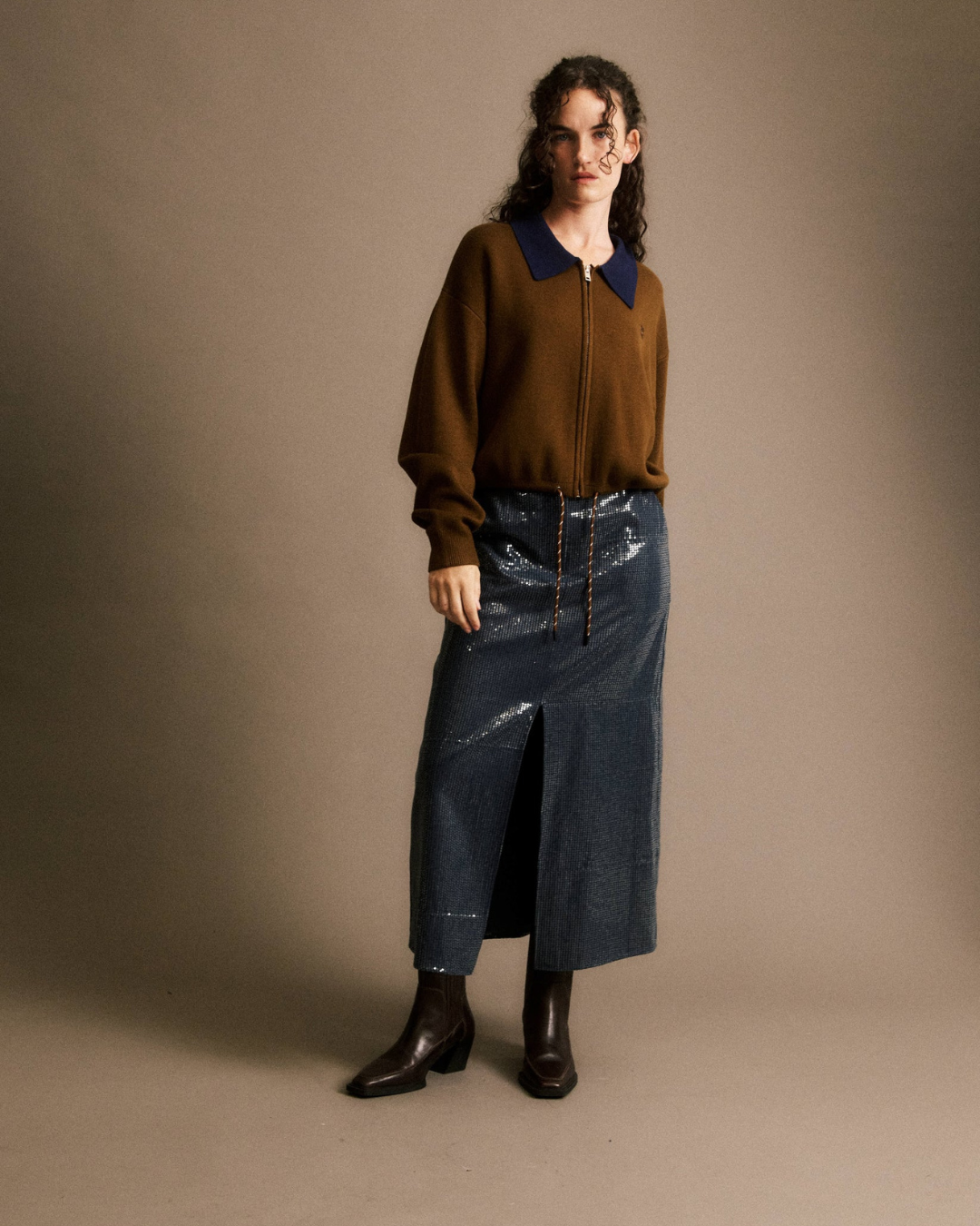 Cardigan Prunelle JIJI Studio en laine mérinos marron glacé, col chemise bleu marine, cordons à la taille et broderie exclusive, taille S.