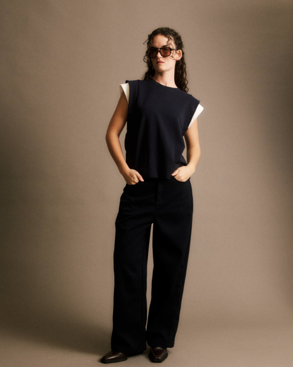 T-shirt Claudine JIJI Studio en maille et coton bleu marine, sans manches avec détails aux épaules, taille S.