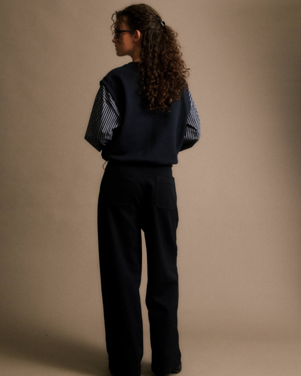 Sweatshirt Cristel JIJI Studio bleu marine en coton, col et épaules contrastés, manches longues rayées style chemise, imprimé exclusif, taille S.