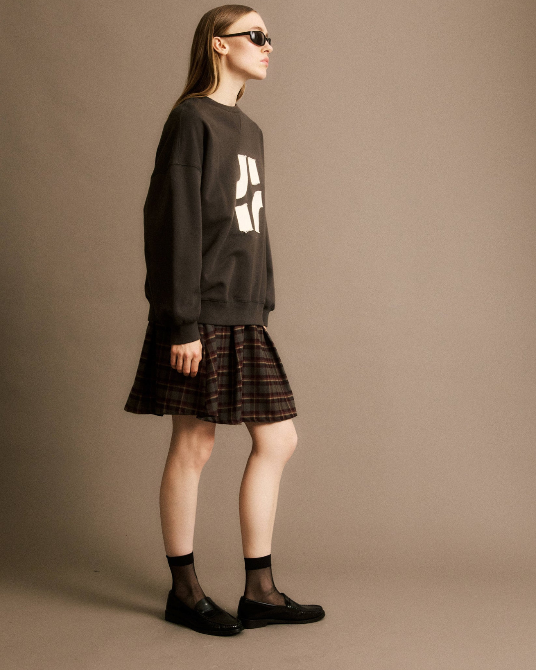 Sweatshirt Penny oversize anthracite JIJI Studio, sweat en coton gris à manches longues avec logo floqué sur l'avant, taille S.