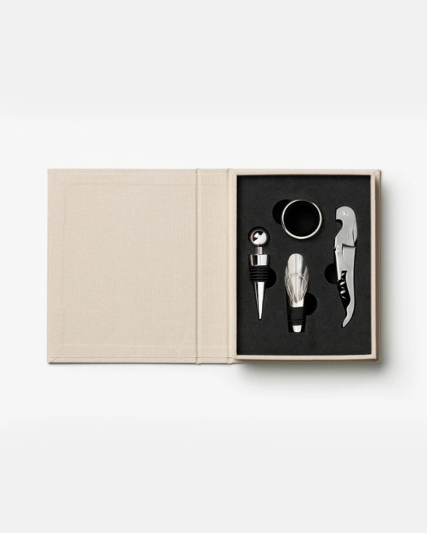 Coffret L’Essentiel du Vin beige en forme de livre, avec tire-bouchon, bouchon, verseur et col anti-gouttes.