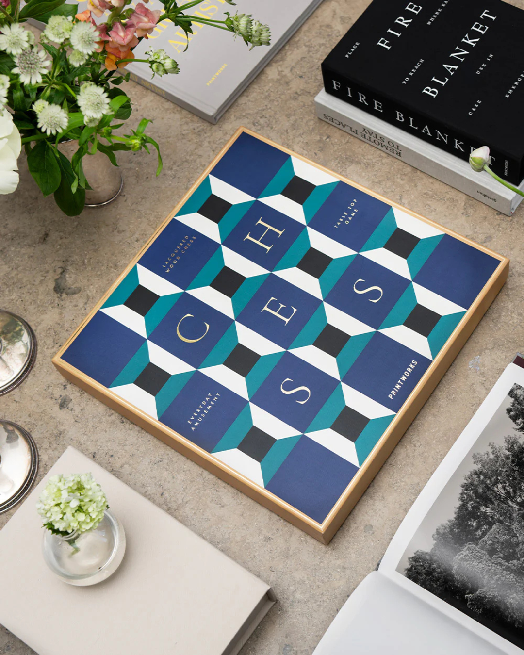 Jeu d’échecs laqué Athena, plateau en bois massif avec pièces en bois élégantes, design classique et moderne.