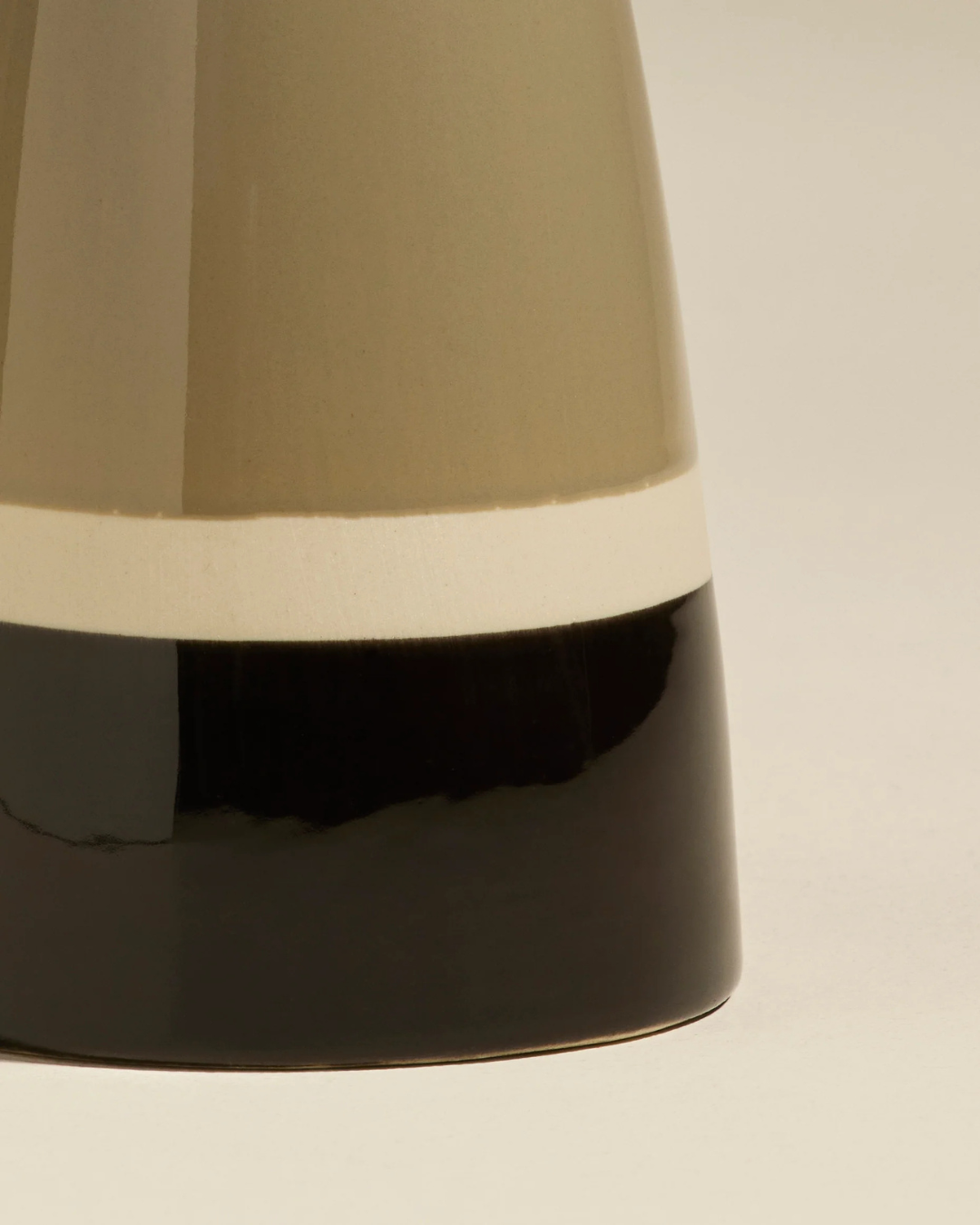 Bouteille Huile Sicilia Eucalyptus en céramique, huile d’olive bio Cornicabra fruits très mûrs, design inspiré de la Sicile.