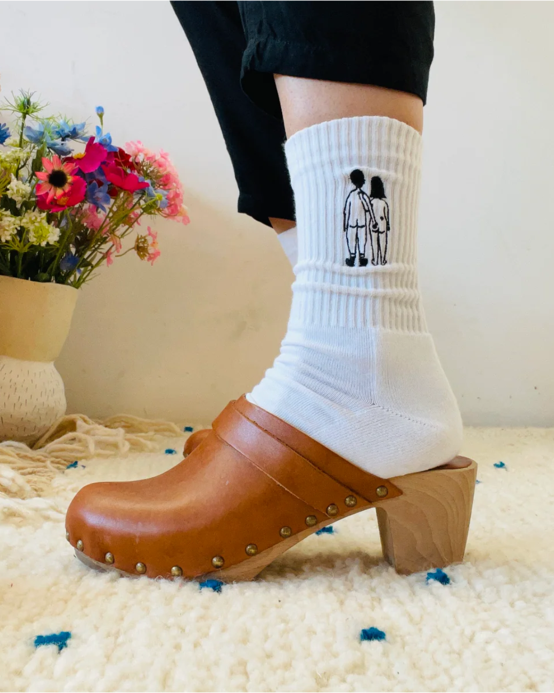 Chaussettes Naked Couple Back, taille 38-41, coton et illustration brodée Helen b – design belge