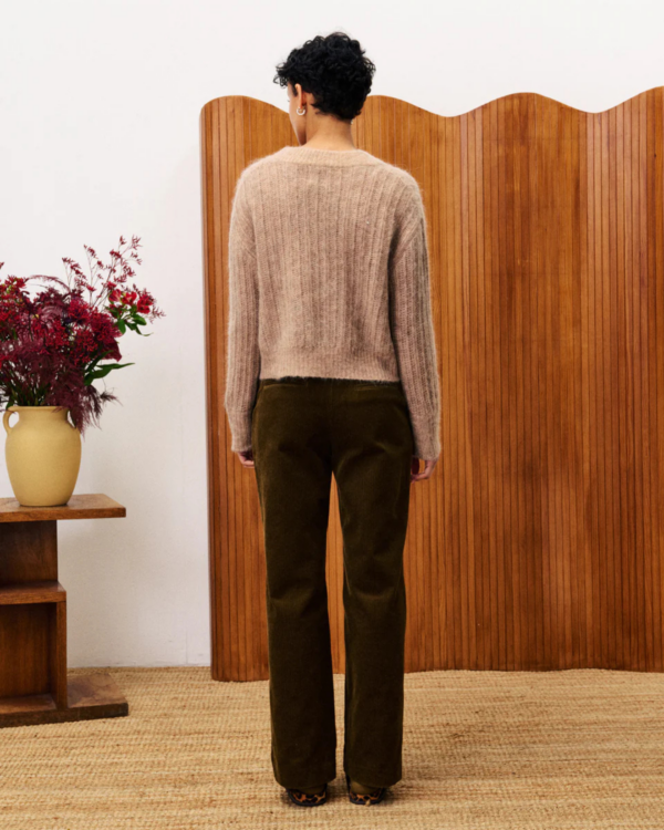 Pantalon droit en velours côtelé FRNCH, tissu exclusif, 100% coton, avec poches avant et arrière, fermeture boutonnée.