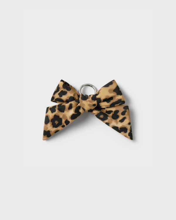 Charm de sac nœud léopard en polyester recyclé – accessoire original et durable avec clip anneau