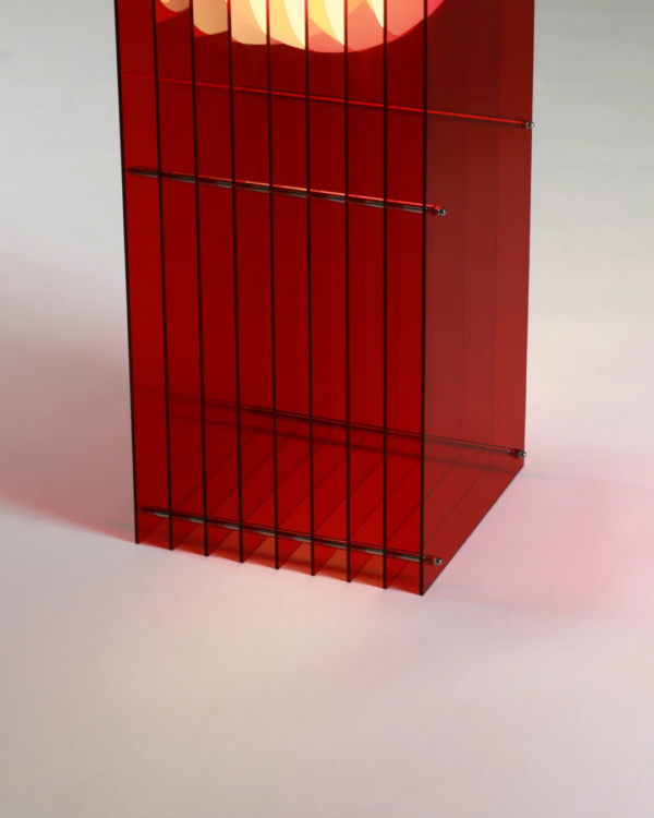Lampe à poser LOP grand rectangle rouge en acrylique, acier inoxydable et verre opale mat, luminaire design moderne avec ampoule LED.