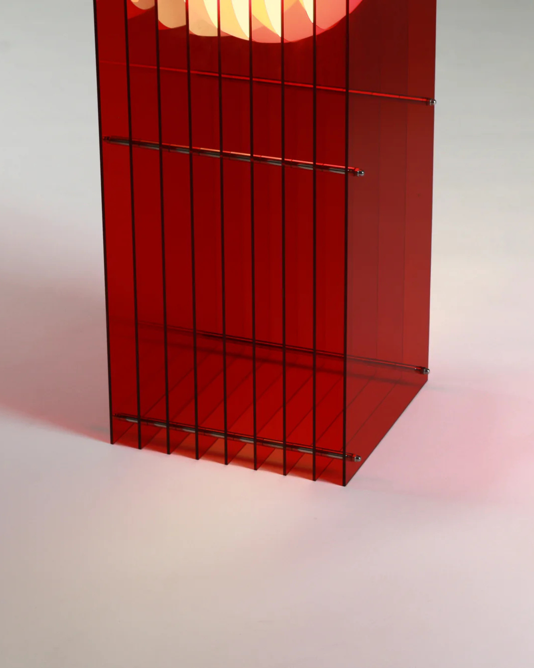 Lampe à poser LOP grand rectangle rouge en acrylique, acier inoxydable et verre opale mat, luminaire design moderne avec ampoule LED.