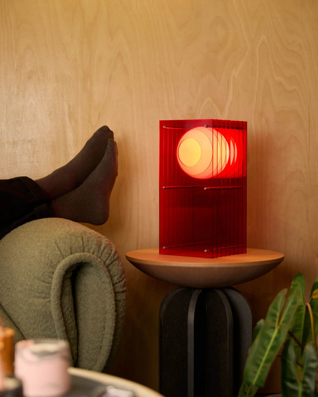 Lampe à poser LOP rectangle rouge en acrylique, verre opale mat et acier inoxydable, design moderne avec ampoule LED rouge.