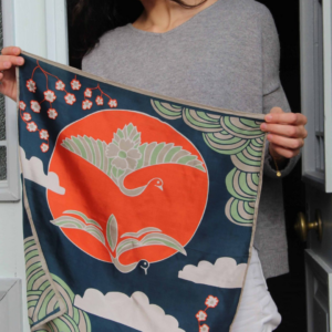 Mini foulard en soie Les Belles Vagabondes, accessoire chic et polyvalent, dessiné à la main en France et imprimé artisanalement en Inde.