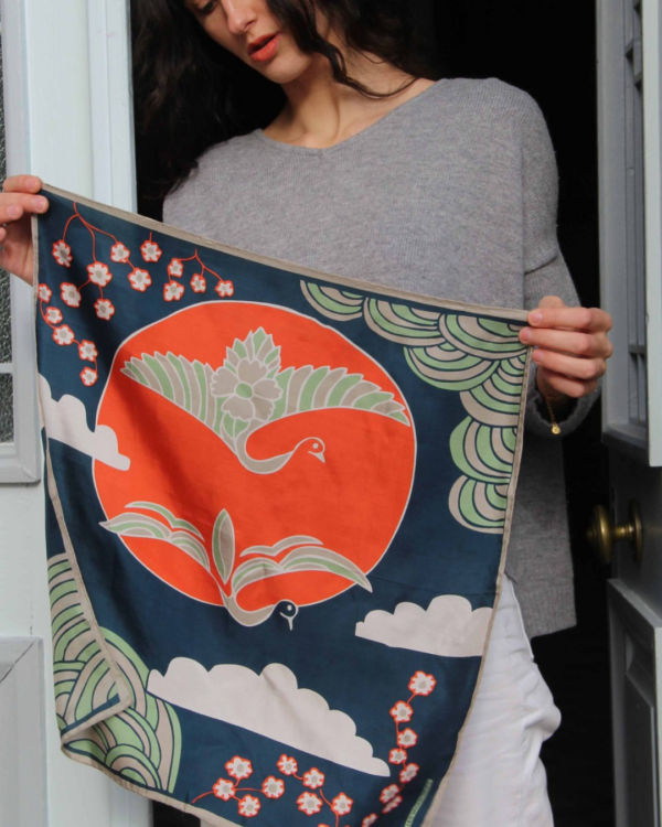 Mini foulard en soie Les Belles Vagabondes, accessoire chic et polyvalent, dessiné à la main en France et imprimé artisanalement en Inde.