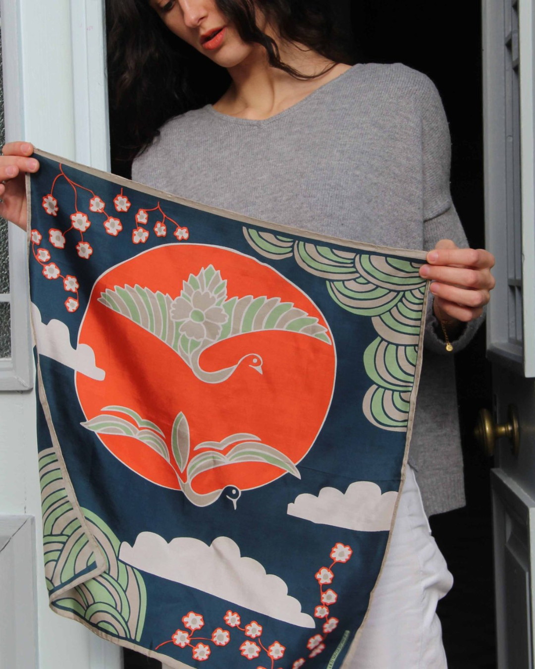 Mini foulard en soie Les Belles Vagabondes, accessoire chic et polyvalent, dessiné à la main en France et imprimé artisanalement en Inde.