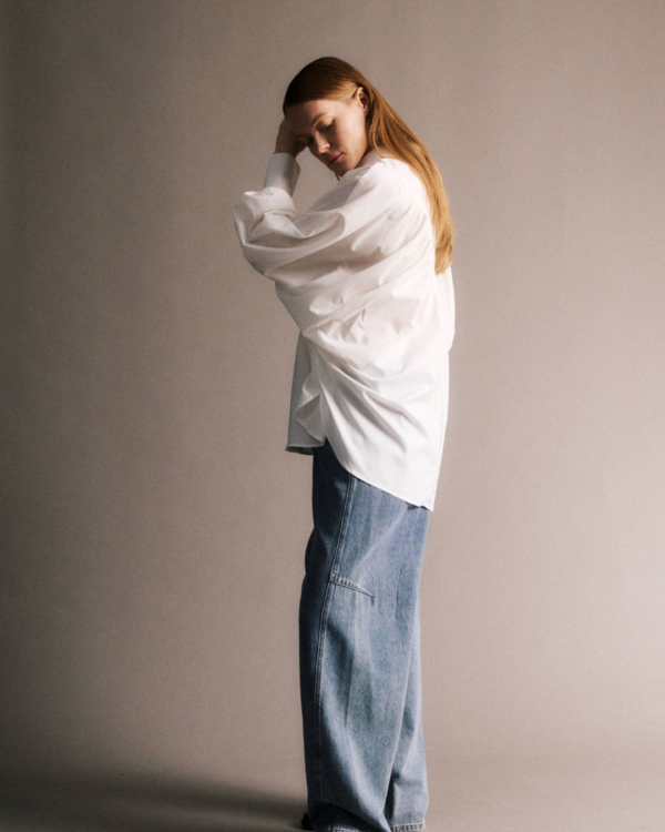 Chemise Amelya blanche oversize JIJI Studio en coton, manches longues ballon et poignets resserrés, taille S.