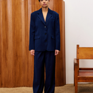 Pantalon Hibiscus bleu nuit FRNCH, pantalon de costume à jambes longues avec pinces, tissu exclusif, coupe élégante.
