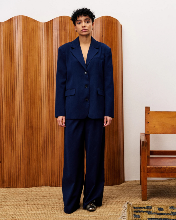 Pantalon Hibiscus bleu nuit FRNCH, pantalon de costume à jambes longues avec pinces, tissu exclusif, coupe élégante.