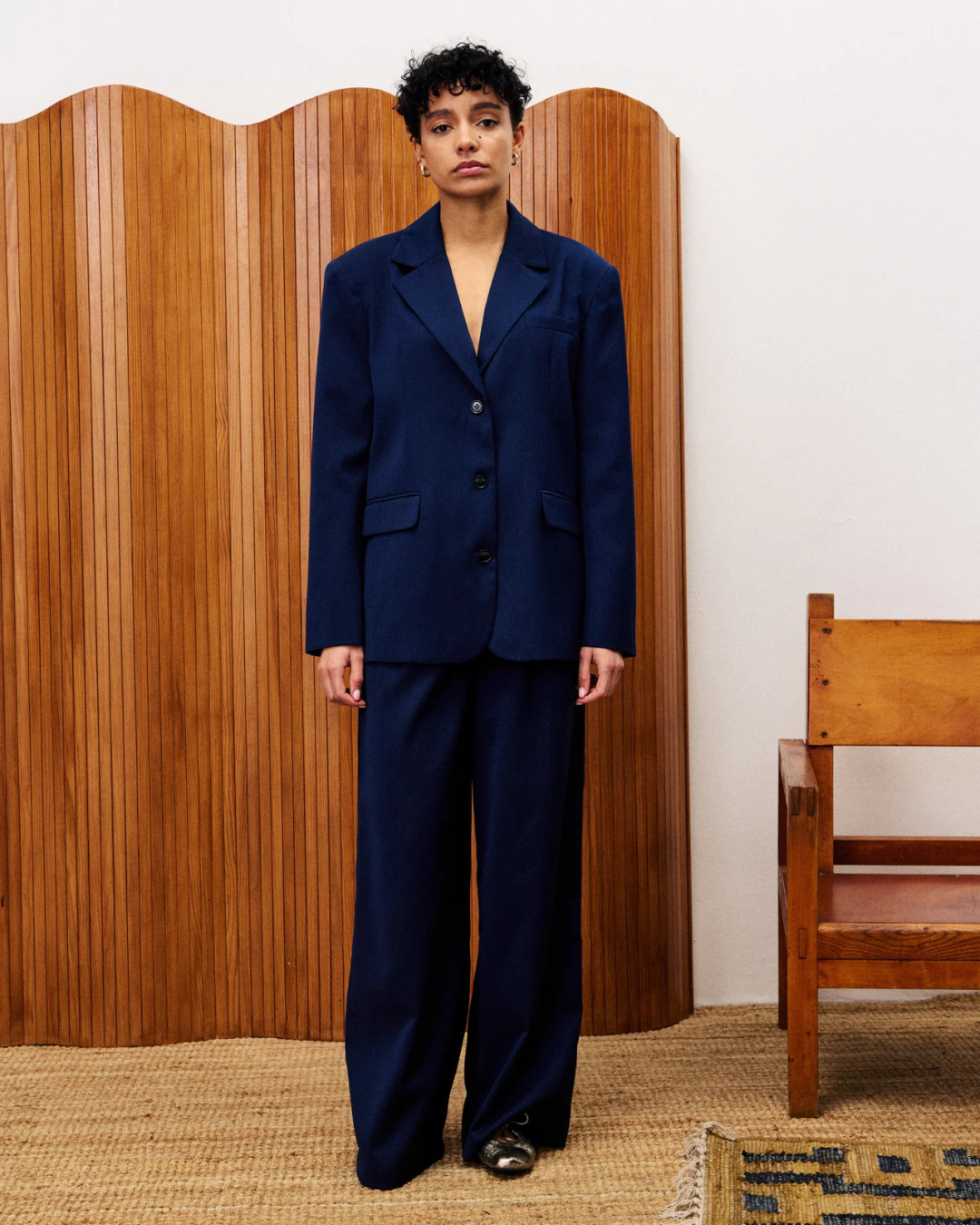 Pantalon Hibiscus bleu nuit FRNCH, pantalon de costume à jambes longues avec pinces, tissu exclusif, coupe élégante.
