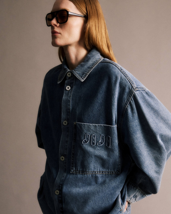 Chemise en jean oversize Natalie JIJI Studio, bleu coton, avec poche poitrine et broderie exclusive, manches longues, taille S.