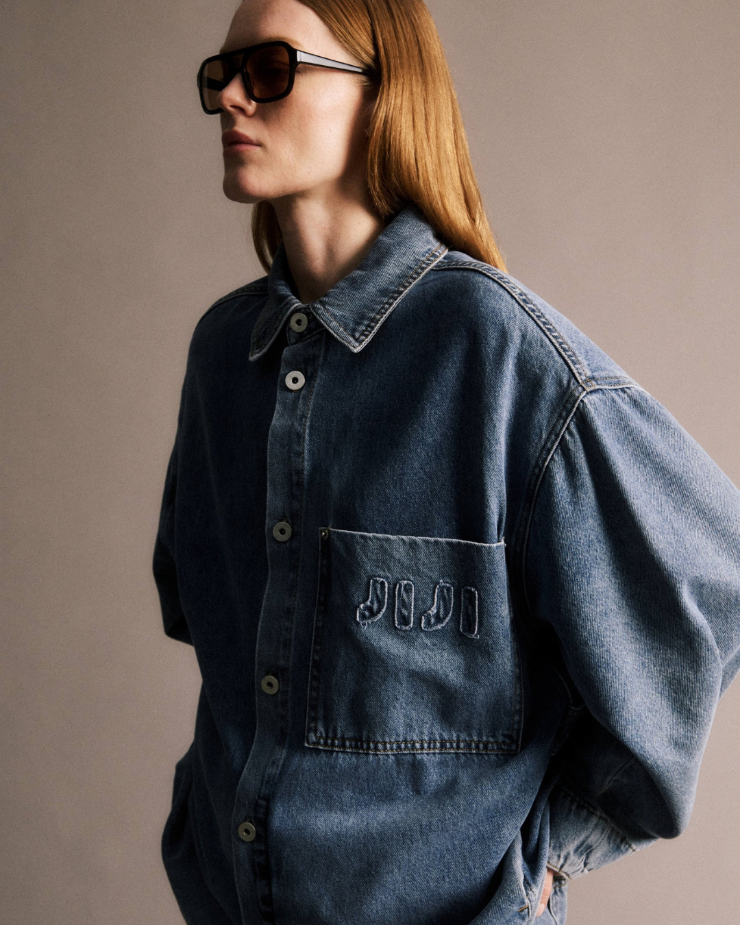 Chemise en jean oversize Natalie JIJI Studio, bleu coton, avec poche poitrine et broderie exclusive, manches longues, taille S.