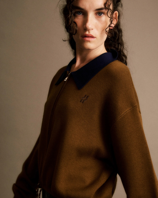 Cardigan Prunelle JIJI Studio en laine mérinos marron glacé, col chemise bleu marine, cordons à la taille et broderie exclusive, taille S.