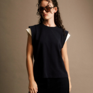 T-shirt Claudine JIJI Studio en maille et coton bleu marine, sans manches avec détails aux épaules, taille S.
