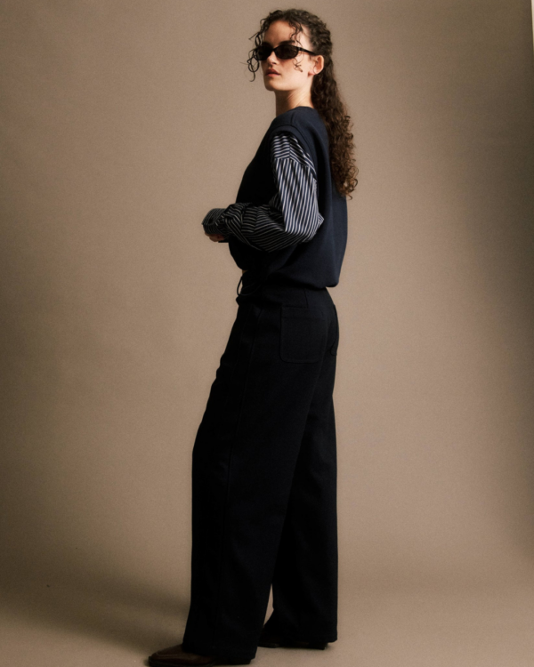 Sweatshirt Cristel JIJI Studio bleu marine en coton, col et épaules contrastés, manches longues rayées style chemise, imprimé exclusif, taille S.