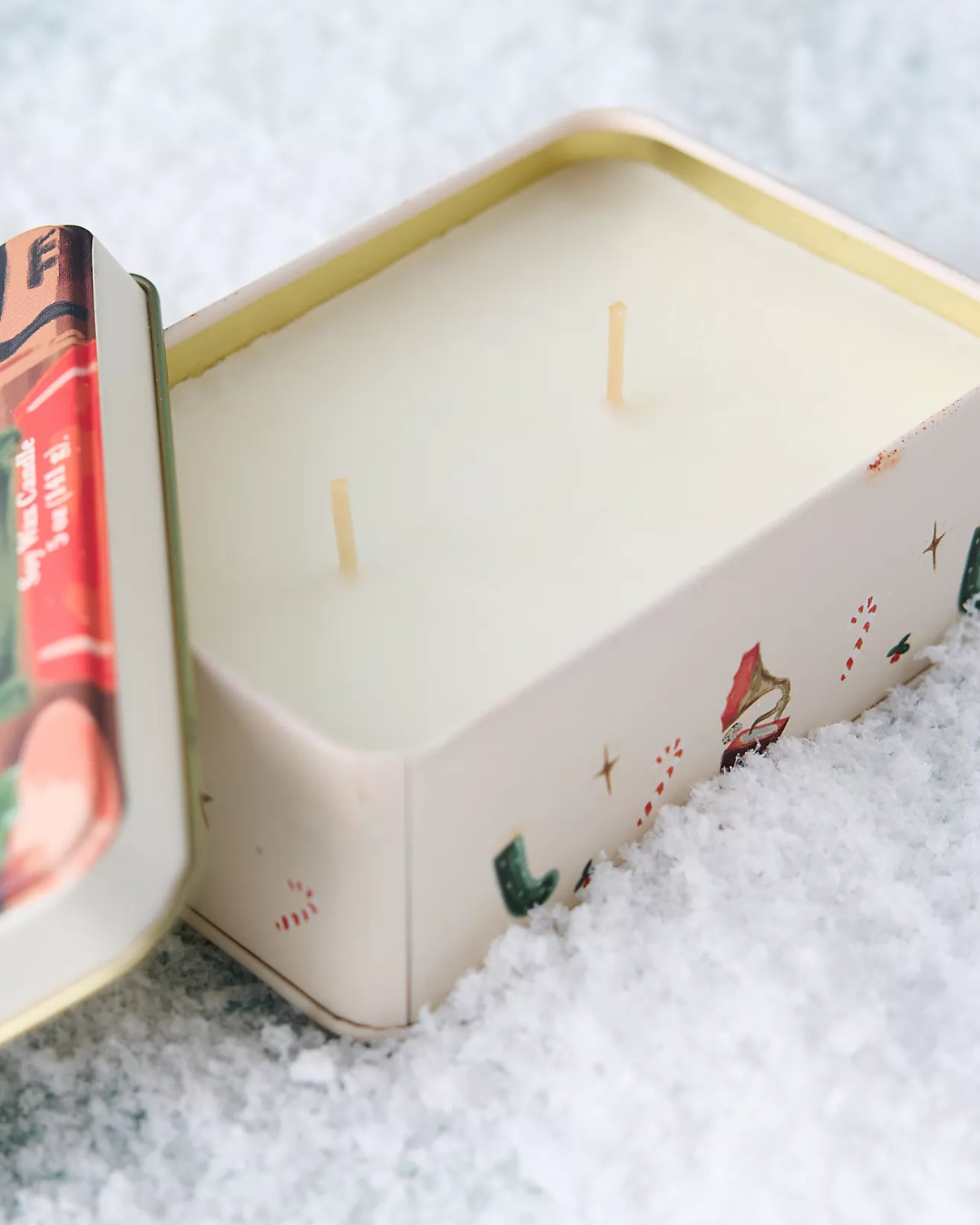 Bougie boîte métal Noël Piano parfum Grenade & Épicéa, bougie festive en cire de soja illustrée.