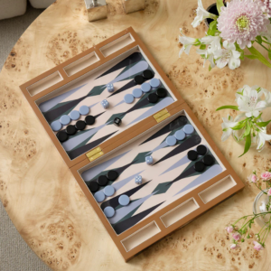 Jeu de société Backgammon laqué, plateau en bois et acrylique avec pièces raffinées, design élégant et décoratif.