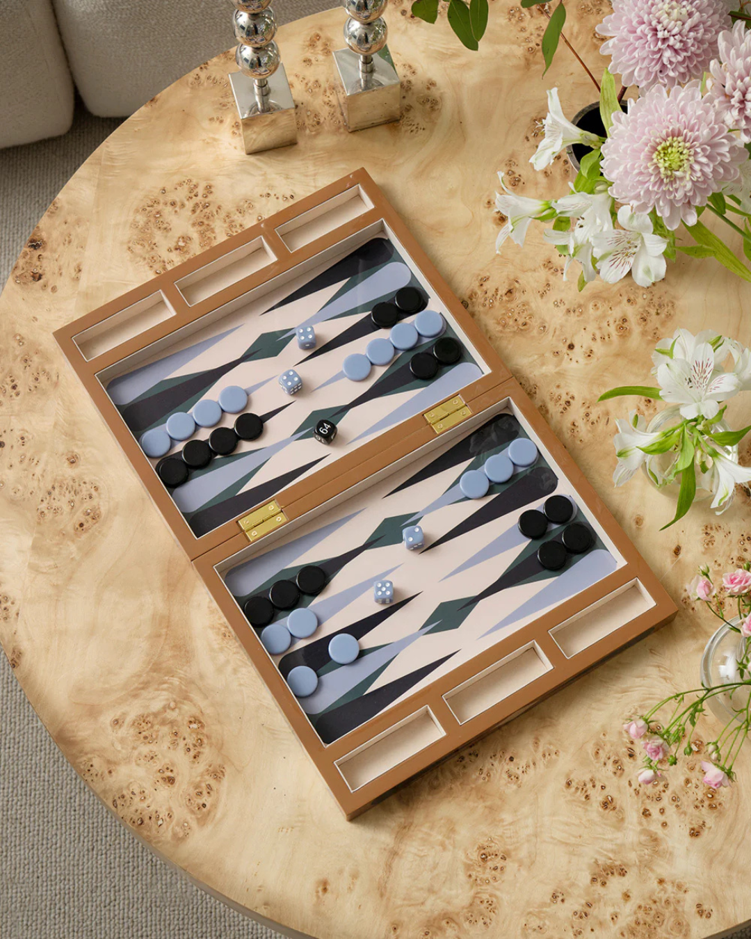 Jeu de société Backgammon laqué, plateau en bois et acrylique avec pièces raffinées, design élégant et décoratif.