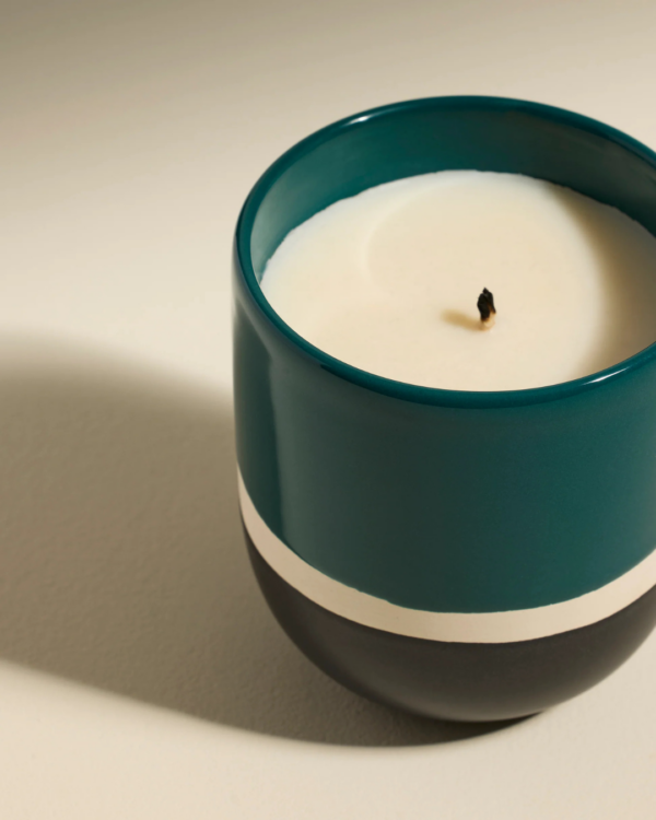 Bougie Sicilia Songe d’Orient 250 g, en grès bleu, parfum oriental raffiné, cire coulée en France.