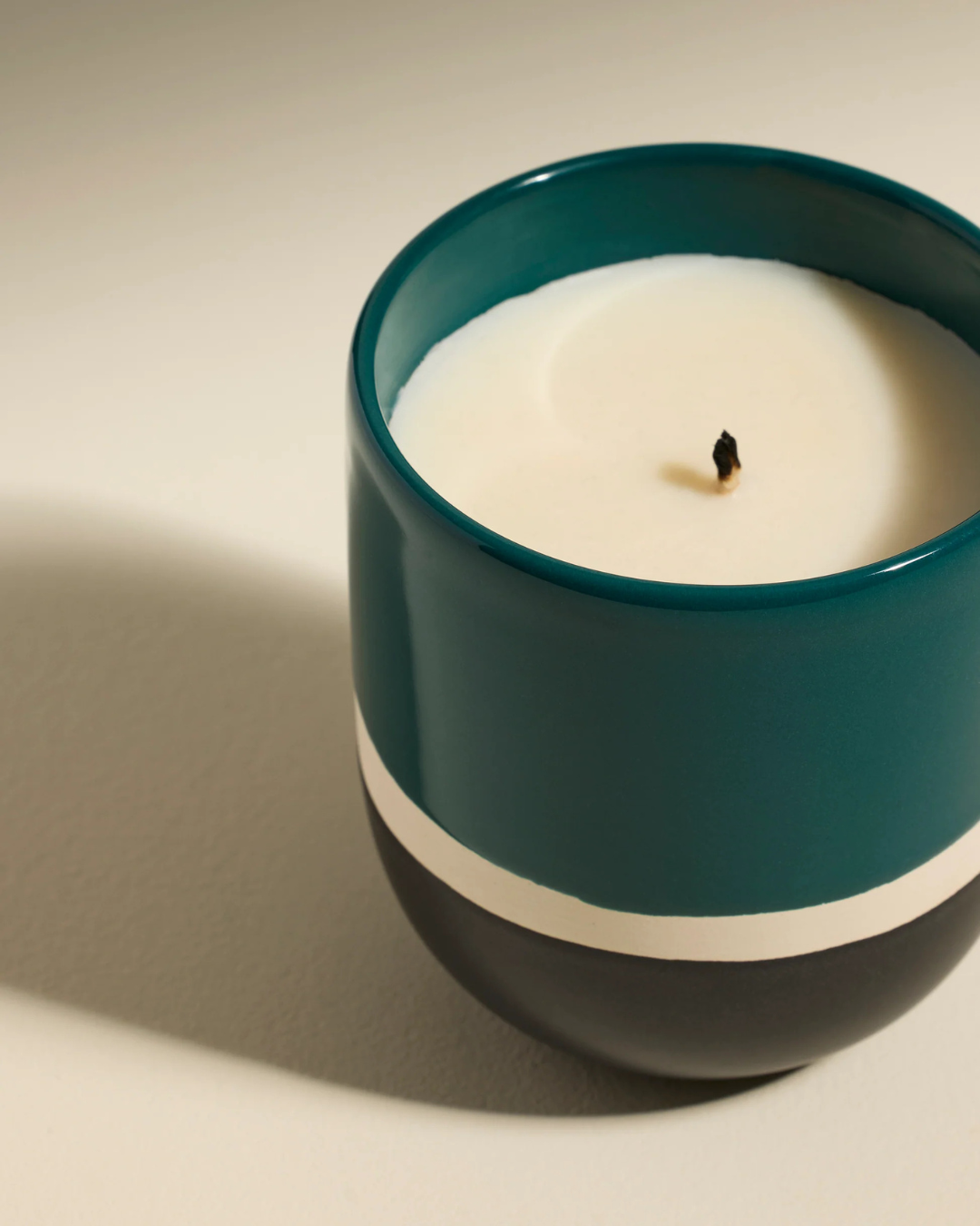 Bougie Sicilia Songe d’Orient 250 g, en grès bleu, parfum oriental raffiné, cire coulée en France.