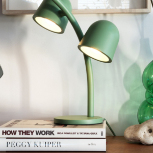 Lampe de table Little Lebow verte, abat-jour orientables et dimmables, design Fatboy par Kranen/Gille.
