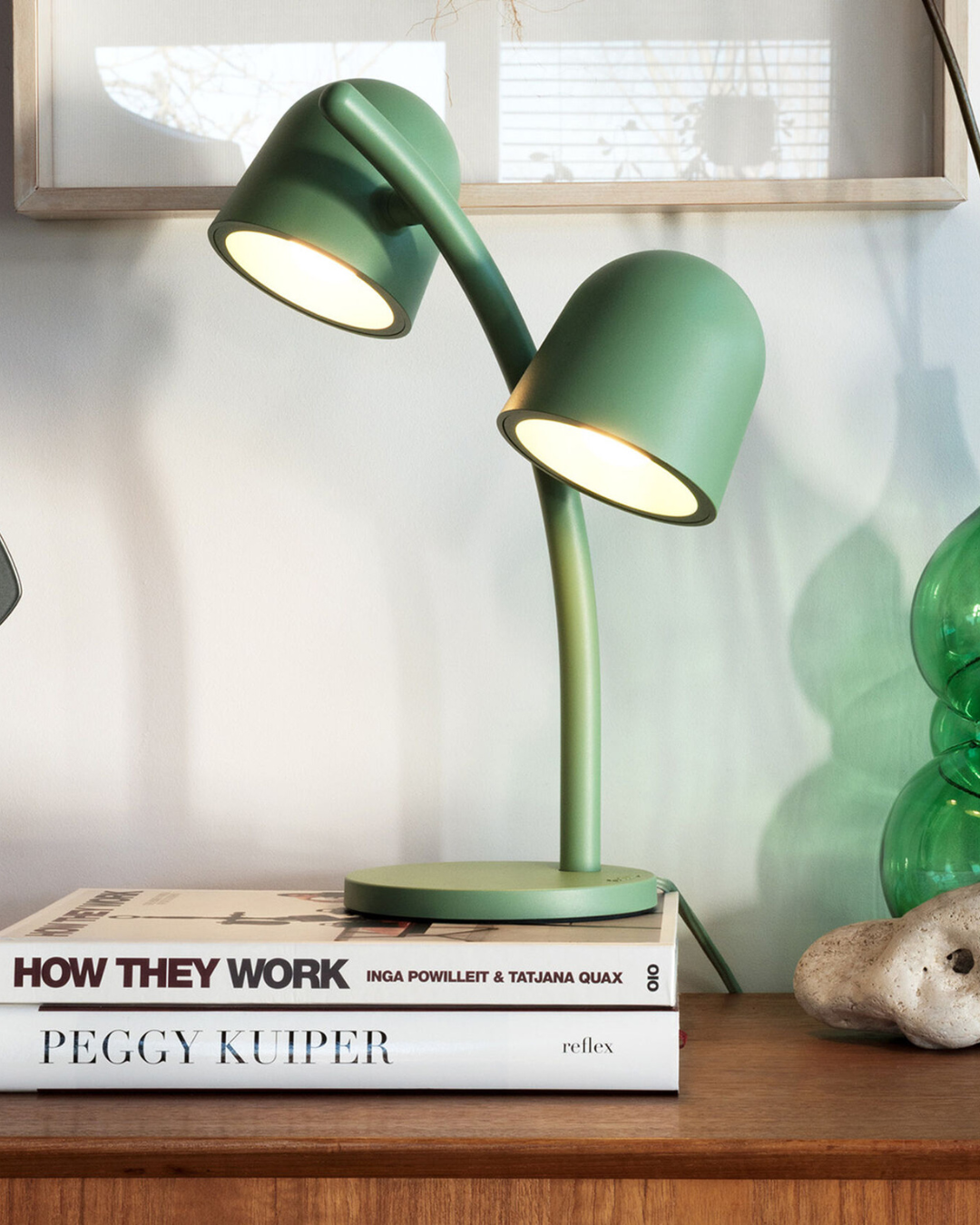 Lampe de table Little Lebow verte, abat-jour orientables et dimmables, design Fatboy par Kranen/Gille.