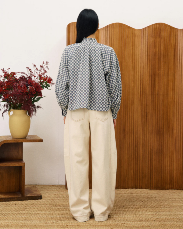 Chemise à carreaux damier FRNCH avec col volanté et manches volumineuses, tissu exclusif coton et polyester.