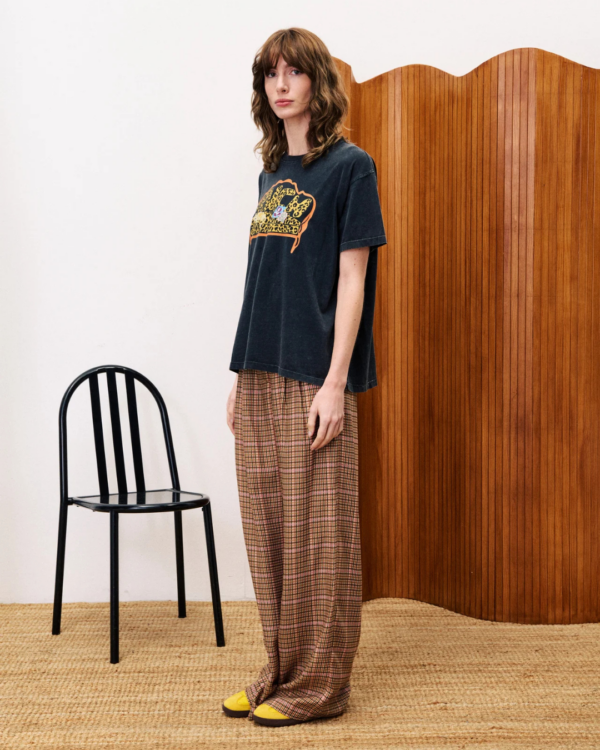 T-shirt Stevia anthracite FRNCH, coupe droite, col rond classique, 100% coton bio, print exclusif, fabriqué au Portugal.