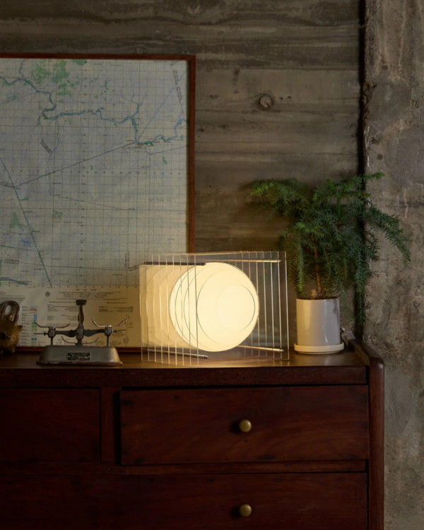 Lampe à poser LOP carré transparente en acrylique, acier inoxydable et verre opale mat, design moderne avec ampoule LED incluse.