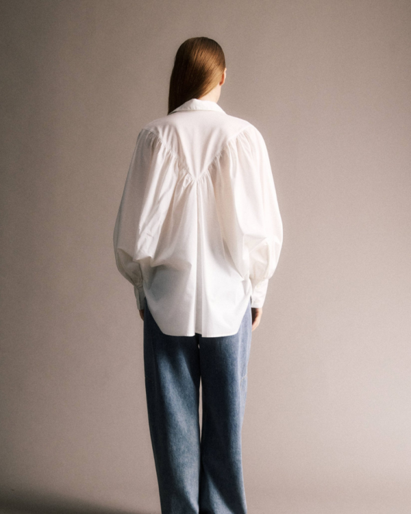 Chemise Amelya blanche oversize JIJI Studio en coton, manches longues ballon et poignets resserrés, taille S.