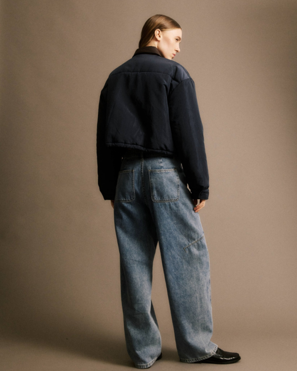 Doudoune Alixe bleu marine JIJI Studio, blouson matelassé court avec col marron contrasté, logo poitrine et cordon de serrage, taille S.