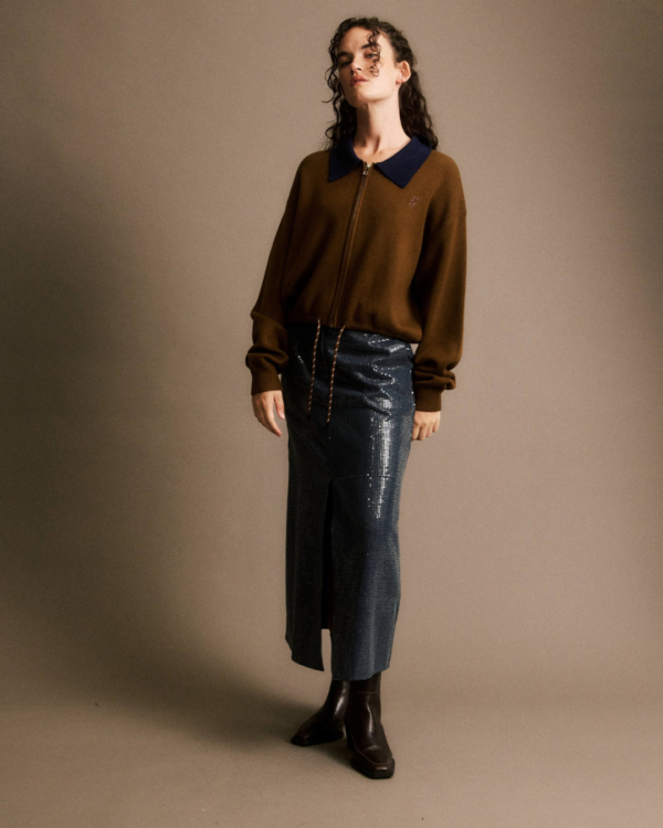 Cardigan Prunelle JIJI Studio en laine mérinos marron glacé, col chemise bleu marine, cordons à la taille et broderie exclusive, taille S.