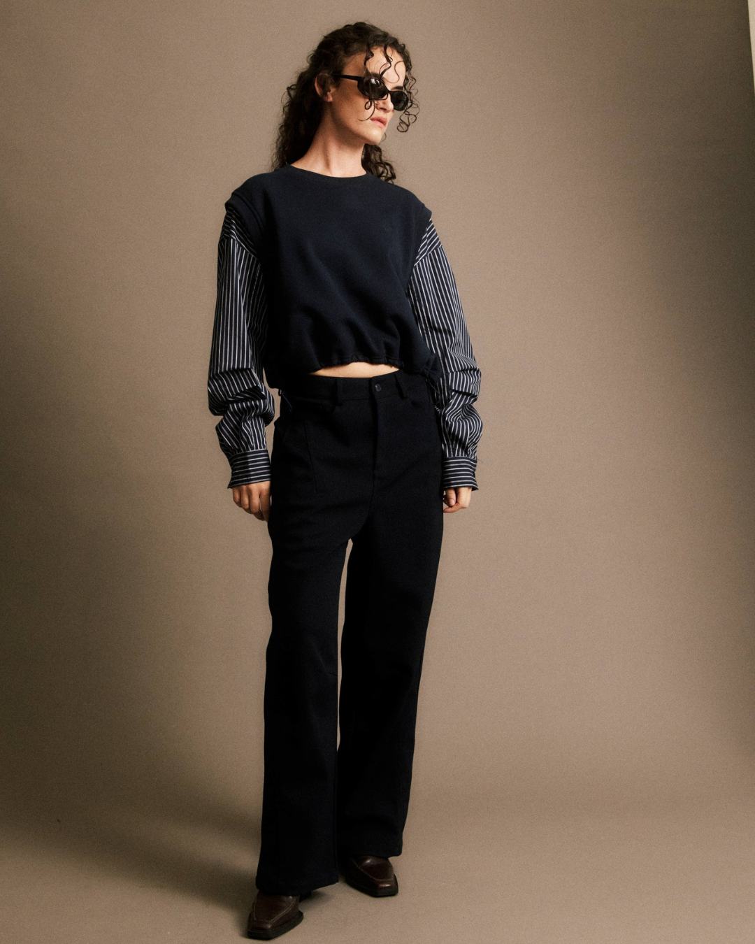 Sweatshirt Cristel JIJI Studio bleu marine en coton, col et épaules contrastés, manches longues rayées style chemise, imprimé exclusif, taille S.