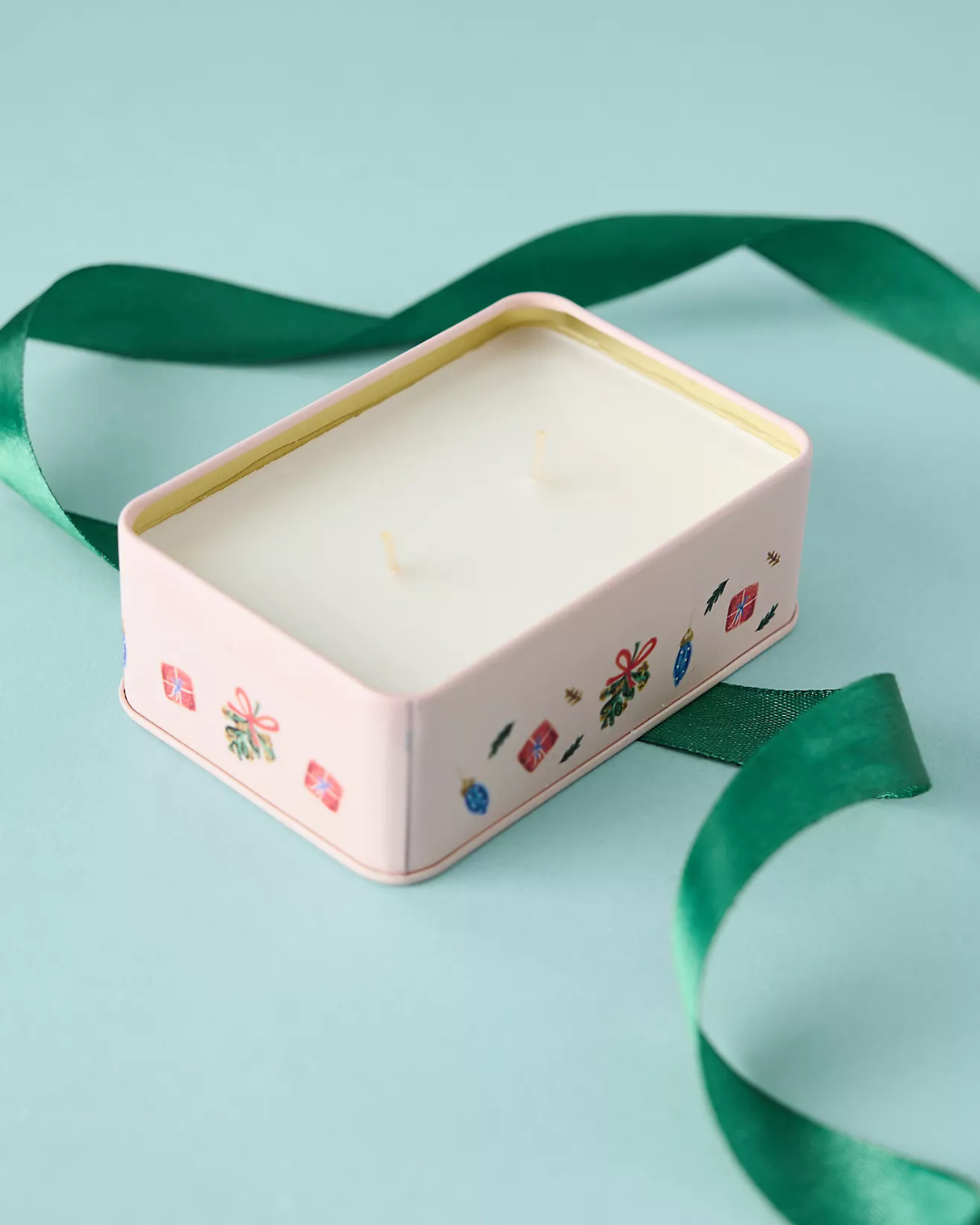 Bougie boîte métal Noël Escalier parfum Wassail, bougie festive en cire de soja illustrée.