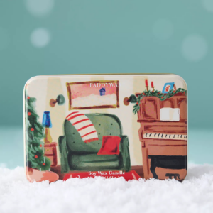 Bougie boîte métal Noël Piano parfum Grenade & Épicéa, bougie festive en cire de soja illustrée.