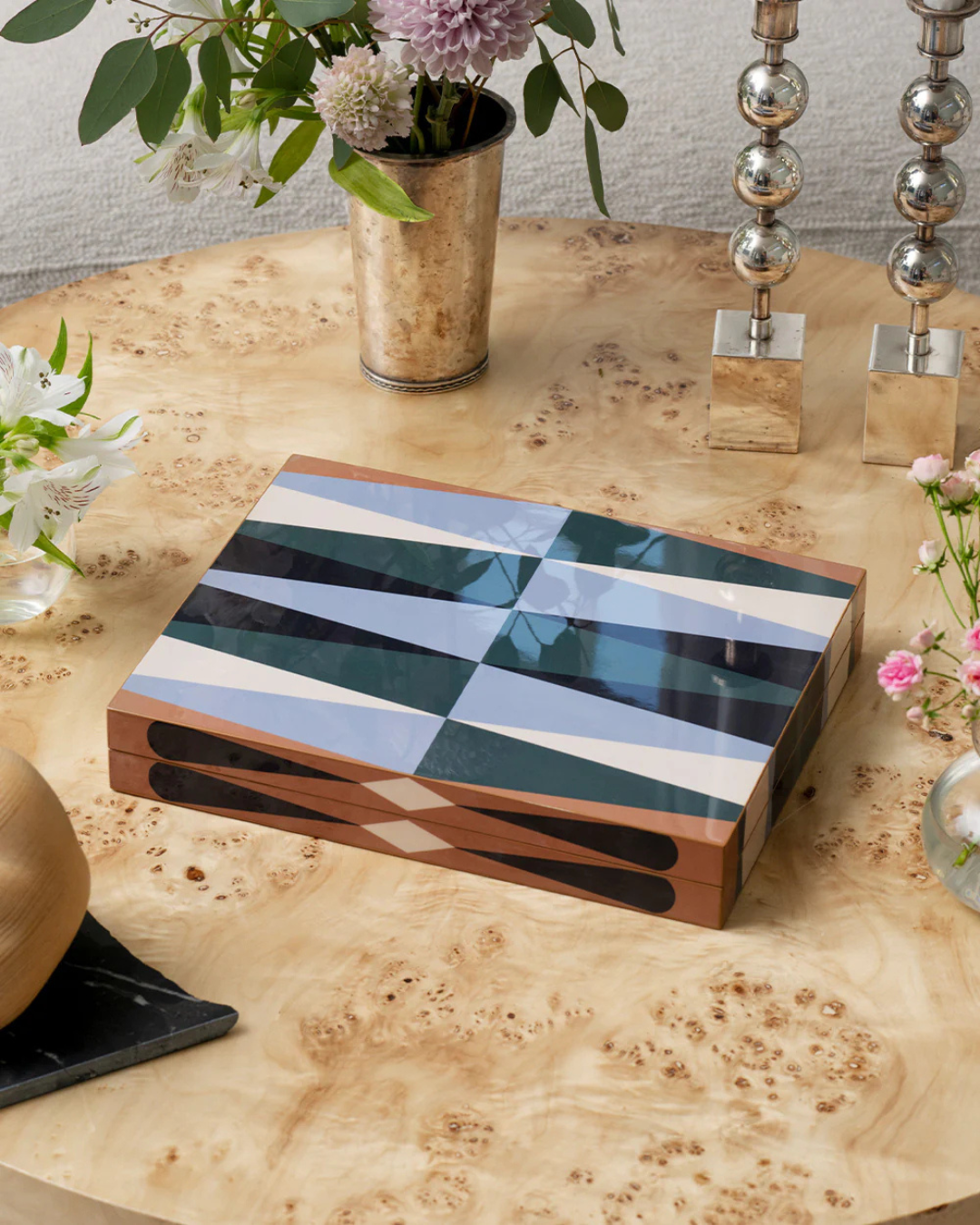 Jeu de société Backgammon laqué, plateau en bois et acrylique avec pièces raffinées, design élégant et décoratif.