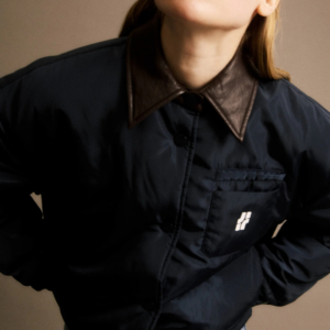 Doudoune Alixe bleu marine JIJI Studio, blouson matelassé court avec col marron contrasté, logo poitrine et cordon de serrage, taille S.
